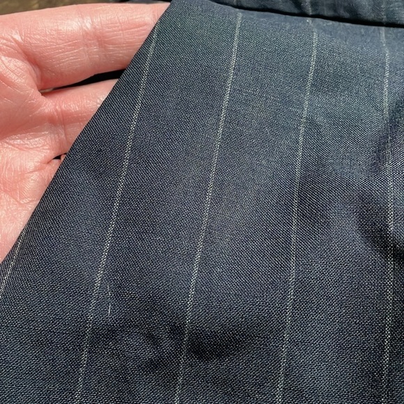 Banana Republic size 6 navy pin stripe mini skirt with pockets - Picture 3 of 5